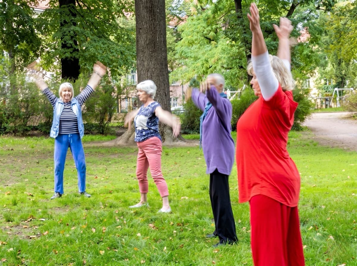 Aktive Seniorengruppe bei Gymnastik im Park
