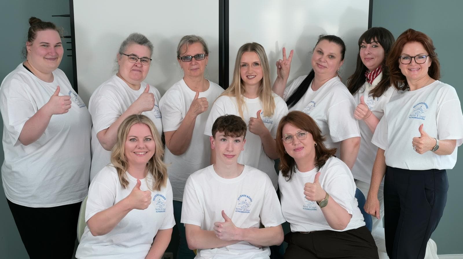Das Team von Helfende Hände – Daumen hoch